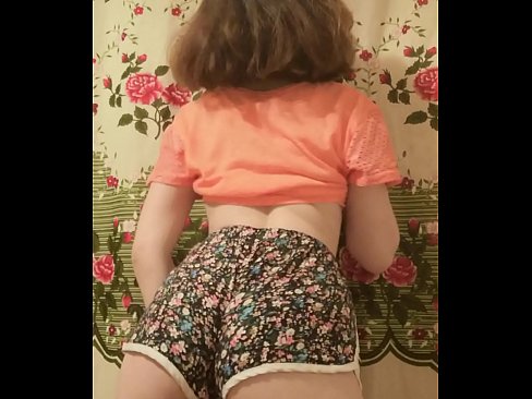 ❤️ 性感的年轻宝贝在镜头前脱下她的短裤 ❤️ Anal porn❤