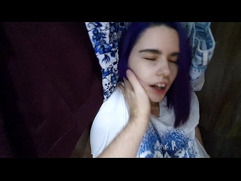 ❤️ 在衣柜里发现我的妹妹并帮助她射精 ❤️ Anal porn❤